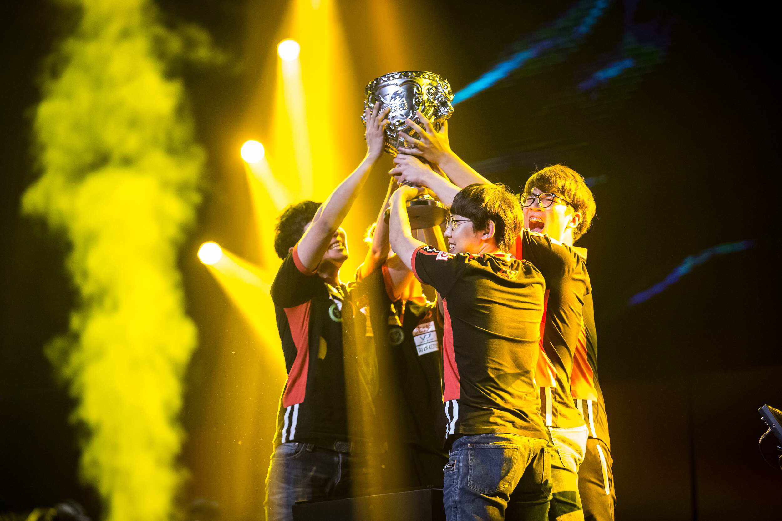 开云下载-LPL赛事精彩瞬间盘点，年度回顾震撼登场